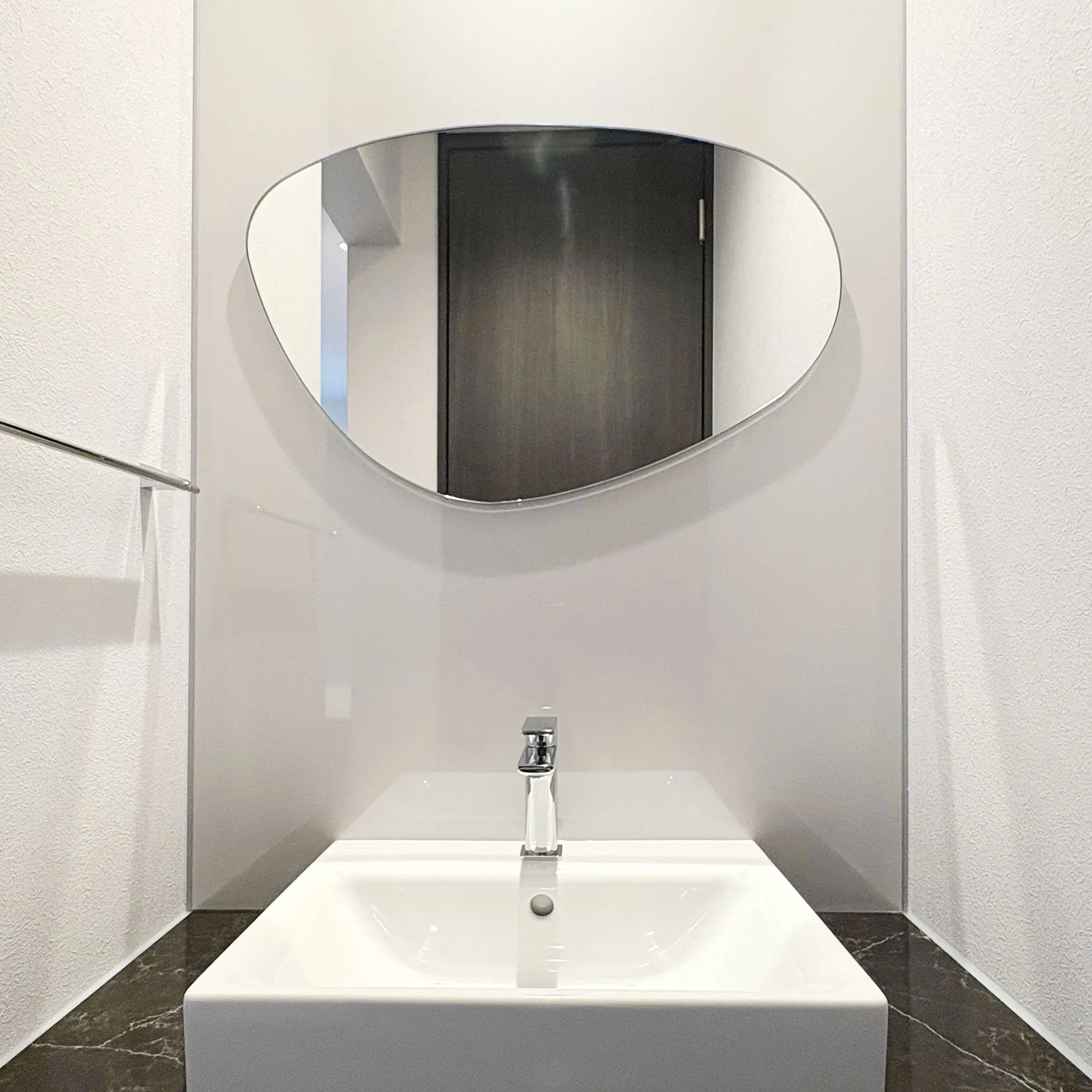 簡易洗面台 HOT/COLD設定 モダンデザイン セカンド洗面をスタイリッシュに彩る「フルードミラー」 | 住宅設備